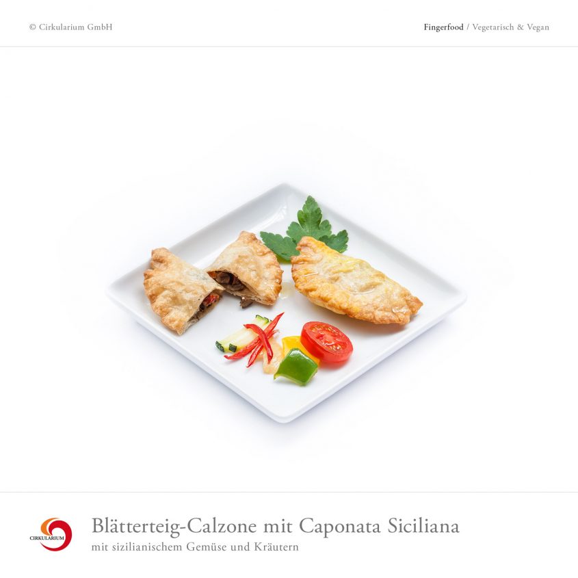Blätterteig-Calzone mit Caponata Siciliana mit sizilianischem Gemüse und Kräutern