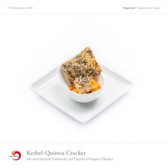 Kerbel-Quinoa-Kracker mit mariniertem Seidentofu auf Paprika-Orangen-Chutney